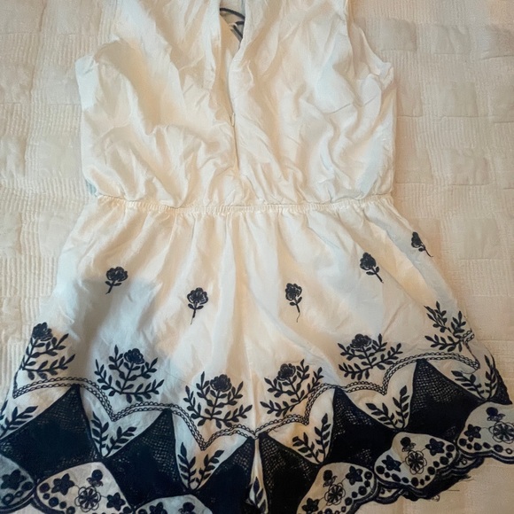 J By J.O.A. Embroidered Navy/White Romper LARGE - Picture 2 of 8